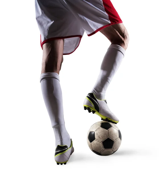 Jugador de fútbol con balón de fútbol listo para jugar. Aislado sobre fondo blanco —  Fotos de Stock