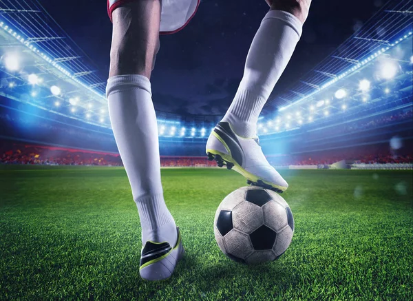 Jugador de fútbol con balón de fútbol en el estadio listo para el partido — Foto de Stock