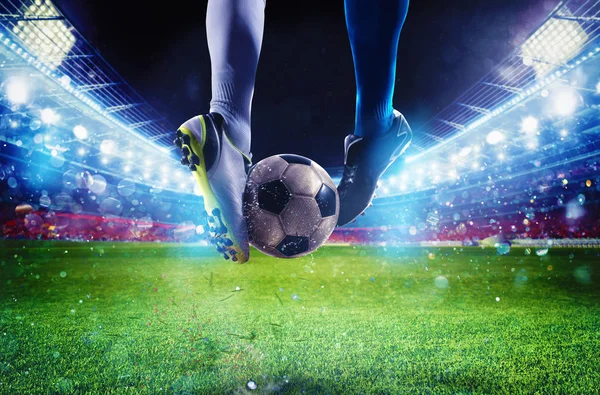 Jogadores de futebol com soccerball no estádio durante o jogo — Fotografia de Stock