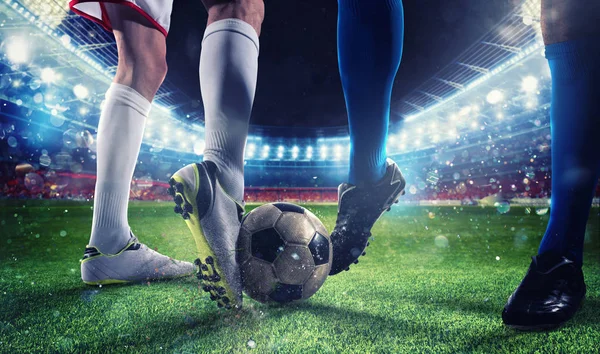 Giocatori di calcio con pallone da calcio allo stadio durante la partita — Foto Stock