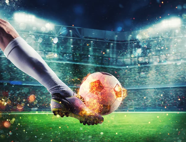 Jogador de futebol com soccerball em chamas no estádio durante o jogo — Fotografia de Stock