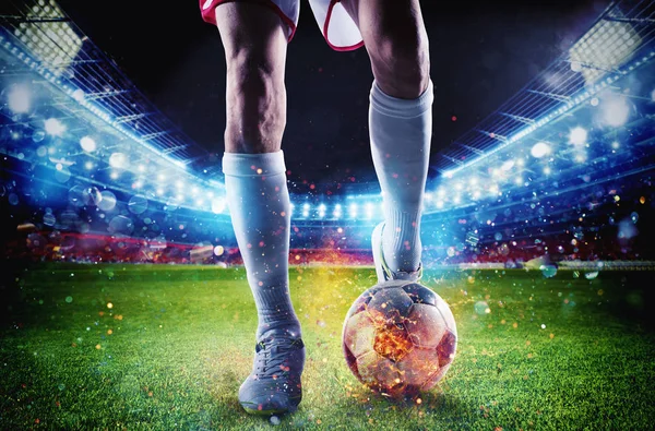 Fotbollspelare med soccerball i brand på stadion under matchen — Stockfoto