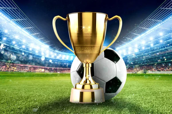 Χρυσός νικητής Κύπελλο s στη μέση ενός γηπέδου ποδοσφαίρου με το κοινό — Φωτογραφία Αρχείου