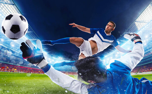 Вратарь пытается поймать мяч на стадионе.
