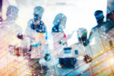 İş adamları Office Internet ağ etkileri ile birlikte çalışır. Takım çalışması ve ortaklık kavramı. Çift pozlama