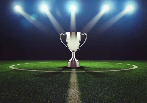 Silberner Siegerpokal inmitten eines Fußballfeldes — Stockfoto