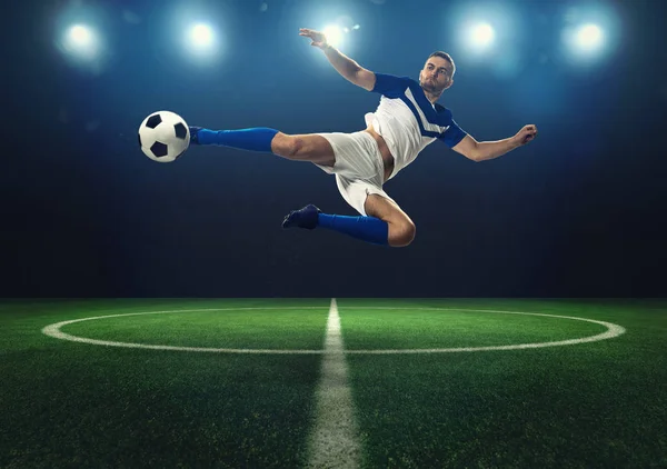 Voetbal spits slaat de bal met een acrobatische kick — Stockfoto