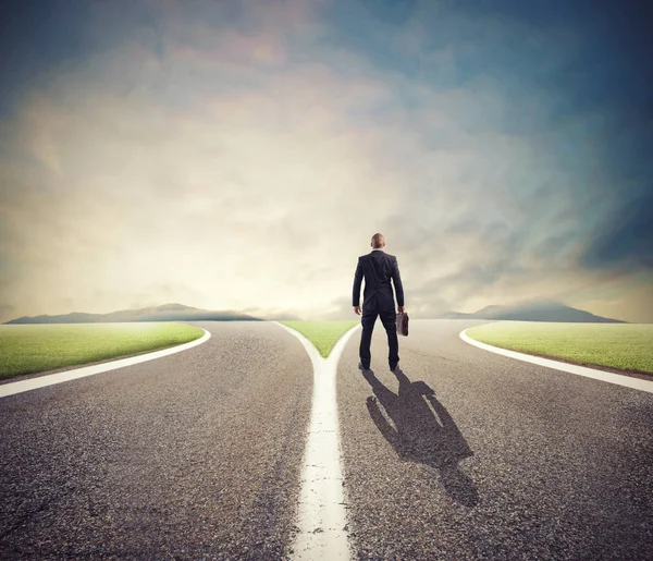 Businessman in front of a crossway must select the right way — Stock Photo, Image