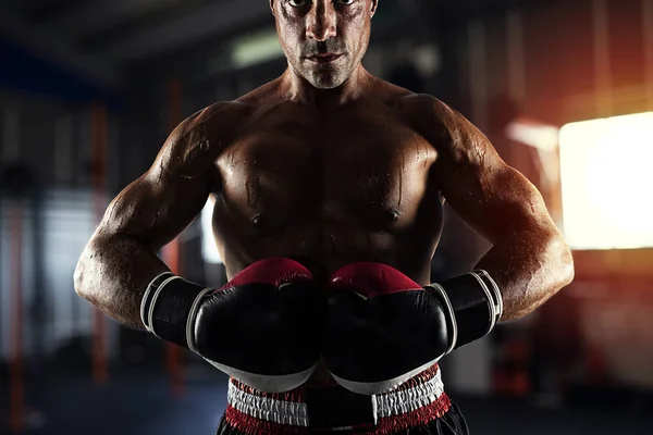 Boxer som är redo att kämpa på gymmet — Stockfoto