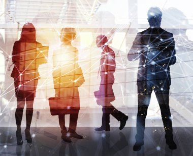 İş adamları Office Internet ağ etkileri ile birlikte çalışır. Takım çalışması ve ortaklık kavramı. Çift pozlama