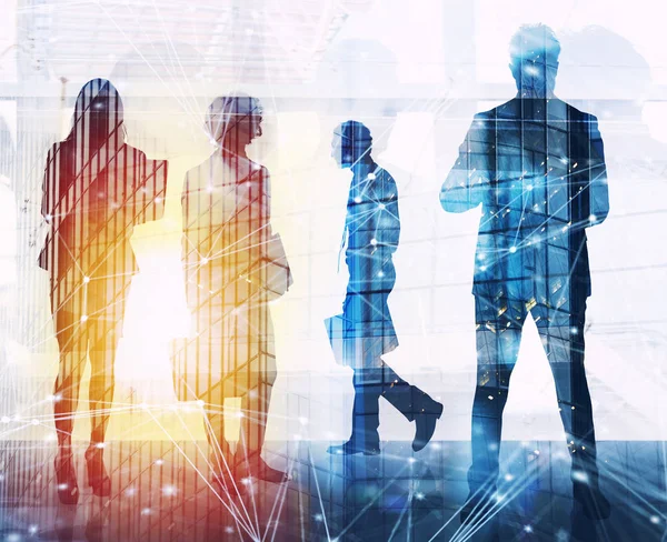 İş adamları Office Internet ağ etkileri ile birlikte çalışır. Takım çalışması ve ortaklık kavramı. Çift pozlama