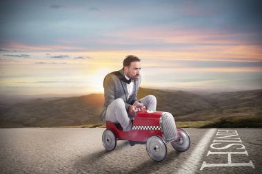 Arabası ile finiş hattı üzerinde başarılı iş adamı