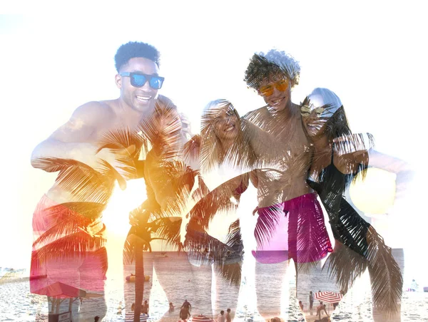 Un grup de prieteni fericiti care se distreaza pe plaja oceanului. dubla expunere — Fotografie, imagine de stoc