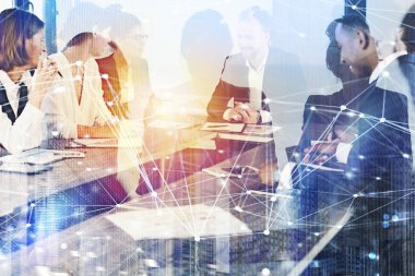 İş adamları Office Internet ağ etkileri ile birlikte çalışır. Takım çalışması ve ortaklık kavramı. Çift pozlama