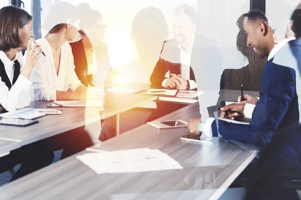 Los empresarios trabajan juntos en la oficina. Concepto de trabajo en equipo y asociación. Doble exposición — Foto de Stock