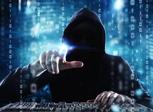 Haker czytania danych osobowych. Koncepcja ochrony prywatności i bezpieczeństwa — Zdjęcie stockowe
