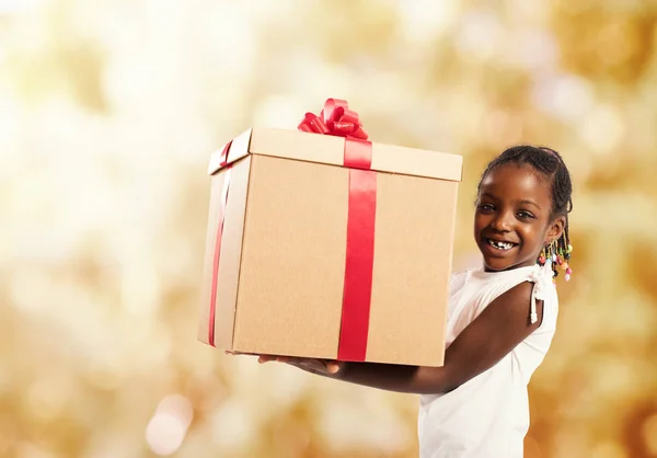 Счастливая маленькая девочка с рождественским подарком — стоковое фото