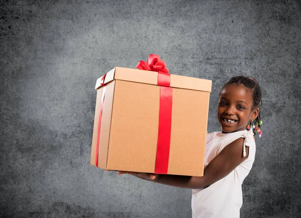 Menina feliz com um presente de Natal — Fotografia de Stock