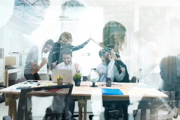 Zakenman de hand schudden in het kantoor. concept van teamwork en business partnership. Dubbele blootstelling — Stockfoto