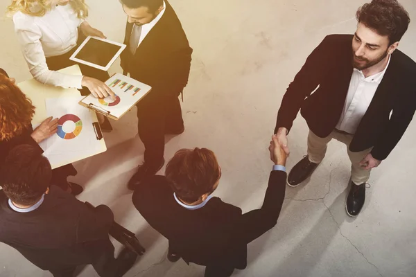 Stringere la mano a un uomo d'affari in carica. concetto di lavoro di squadra e partenariato — Foto Stock