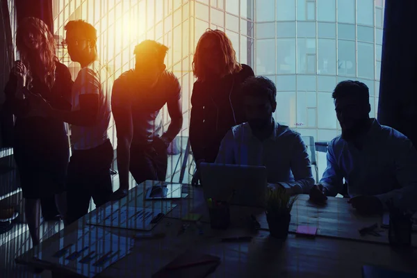 Grupo de parceiros de negócios à procura do futuro. Conceito de empresa e startup — Fotografia de Stock