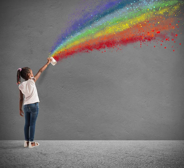 Kind tekent met spray de kleur van vrede — Stockfoto