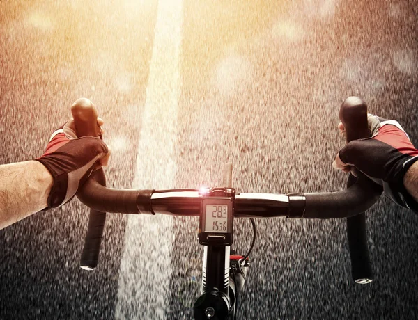 Велосипедист крутит педали на улице при дневном свете — стоковое фото