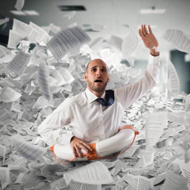 Office çalışma sayfaları arasında işadamı lifebuoy ile lavabo