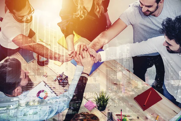 Üzletemberek összerakva a kezüket. Fogalmának, integrációja, a csapatmunka és a partnerség. dupla expozíció — Stock Fotó
