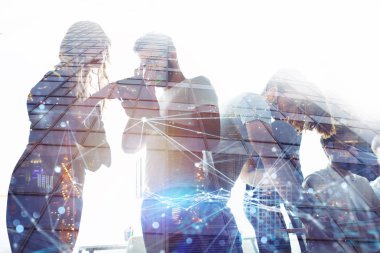 İş adamları ofiste birlikte çalışır. Takım çalışması ve ortaklık kavramı. Çift pozlama