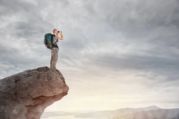 Explorador en la cima de una montaña — Foto de Stock