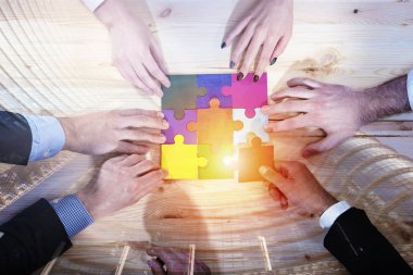 Ortaklar ekip çalışması. Entegrasyon ve başlangıç puzzle parçaları ile kavramı. Çift pozlama
