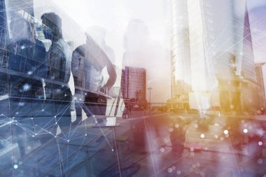 İş adamları Office Internet ağ etkileri ile birlikte çalışır. Takım çalışması ve ortaklık kavramı. Çift pozlama