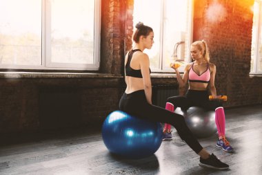 Bir spor salonunda egzersiz arkadaşınızın kız