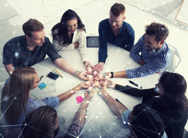 Teamwork und Brainstorming-Konzept mit Geschäftsleuten, die eine Idee mit einer Lampe teilen. Konzept der Inbetriebnahme — Stockfoto