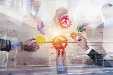 İş takım vites parçaları bağlayın. Ekip çalışması, ortaklık ve entegrasyon kavramı. Çift pozlama