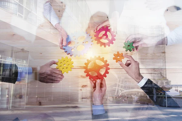 İş takım vites parçaları bağlayın. Ekip çalışması, ortaklık ve entegrasyon kavramı. Çift pozlama