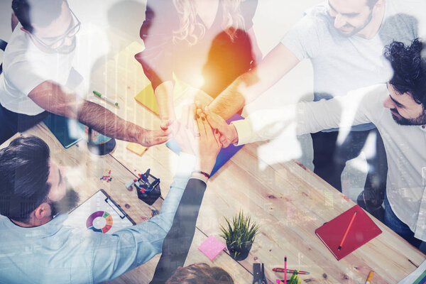 Деловые люди поднимают руки. Концепция интеграции, совместной работы и партнерства. двойное воздействие
