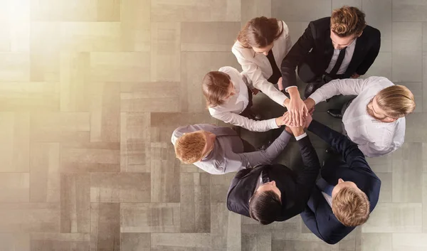 ビジネスの人々 は、一緒に彼らの手を置きます。統合、チームワークおよびパートナーシップの概念 — ストック写真