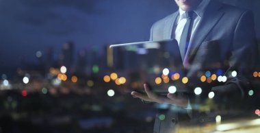 İşadamı, gece boyunca diz üstü ile çalışır. Çift Pozlama