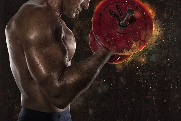 Lekkoatletycznego mężczyzna biceps trening na siłowni z efektem ognia — Zdjęcie stockowe