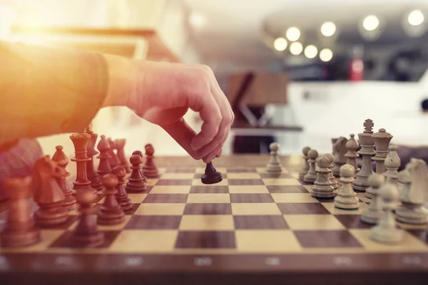 L'uomo d'affari gioca a scacchi. concetto di strategia e tattica aziendale — Foto Stock