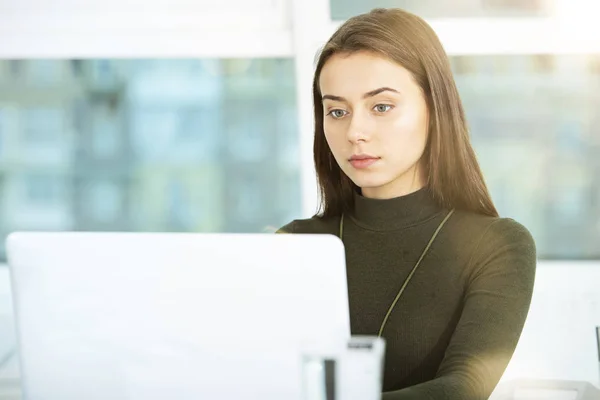 Fille travaille sur un ordinateur portable au bureau — Photo