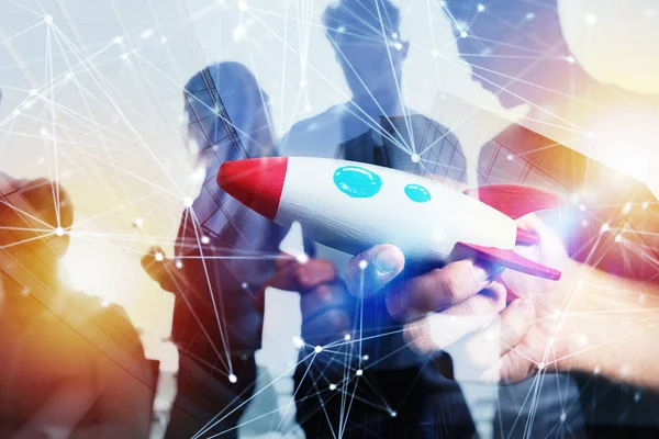 Geschäftsmann gründet sein Start-up-Unternehmen. Hando hält eine hölzerne Rakete in der Hand. Doppelbelastung mit Netzwerkeffekten — Stockfoto