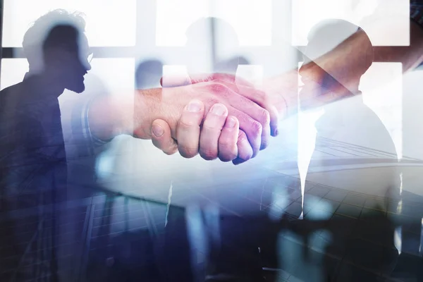 Handshaking bedrijfspersoon in het kantoor. concept van teamwerk en partnerschap. dubbele blootstelling — Stockfoto