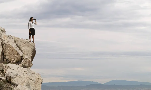 İş kadını arar yeni horizon için yeni iş fırsatları — Stok fotoğraf