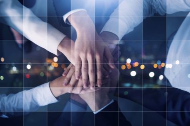 İş adamları birlikte ellerini koyarak. Başlangıç, entegrasyon, ekip çalışması ve ortaklık kavramı. Çift Pozlama