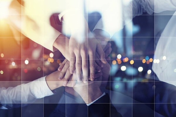 Деловые люди поднимают руки. Концепция запуска, интеграции, совместной работы и партнерства. Двойное воздействие
