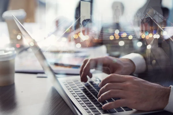 Uomo d'affari lavora in ufficio con il computer portatile in primo piano. Concetto di lavoro di squadra e partenariato. doppia esposizione — Foto Stock