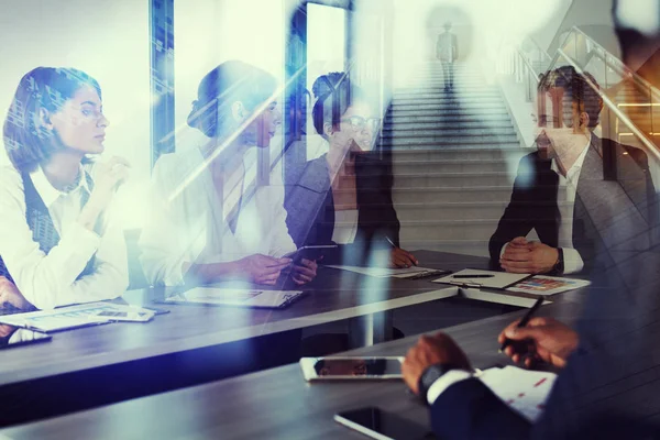 El hombre de negocios trabaja en la oficina. Concepto de trabajo en equipo y asociación. doble exposición — Foto de Stock